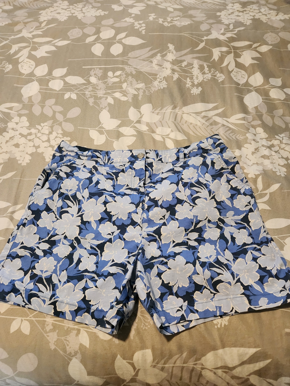Size 14 Floral Women's Shorts in Blue and White